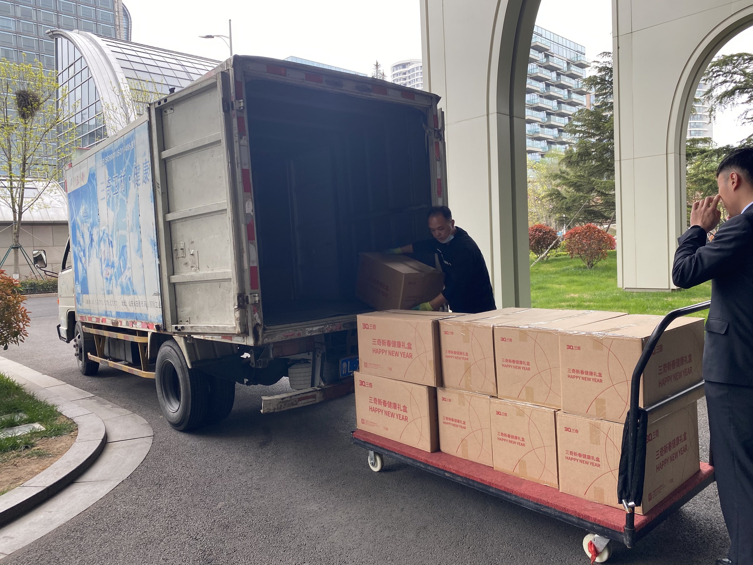 Sanqi supplies being unloaded at Qingdao International Convention Center