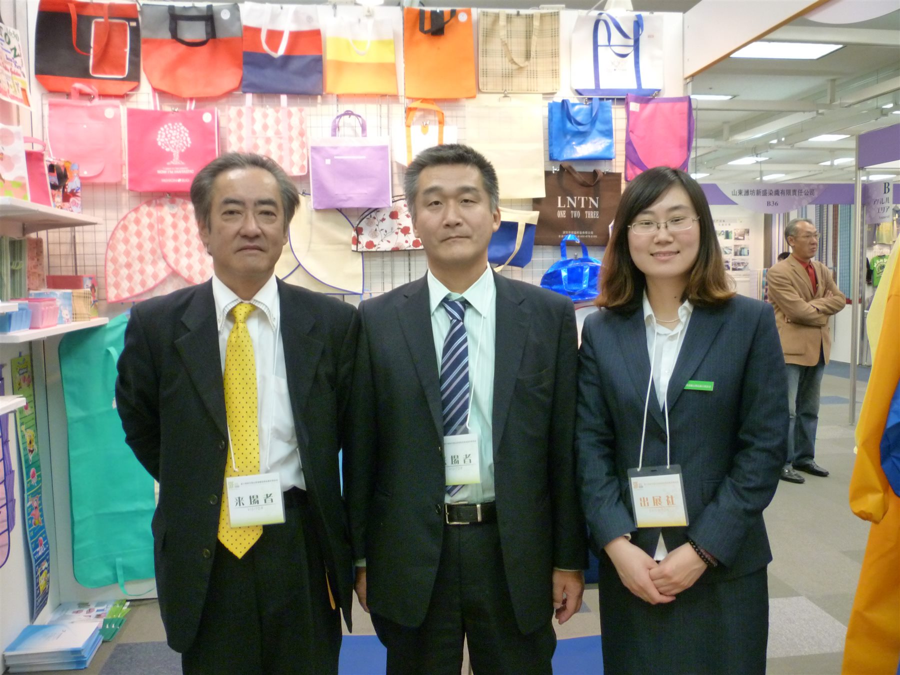 Sanqi team and visitors at the 2012 exhibition in Japan